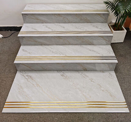 মার্বেল 470x1200mm গোল্ডেন বুলনাস হোটেলের জন্য পোলিশ গ্লাসযুক্ত সিরামিক সিঁড়ি